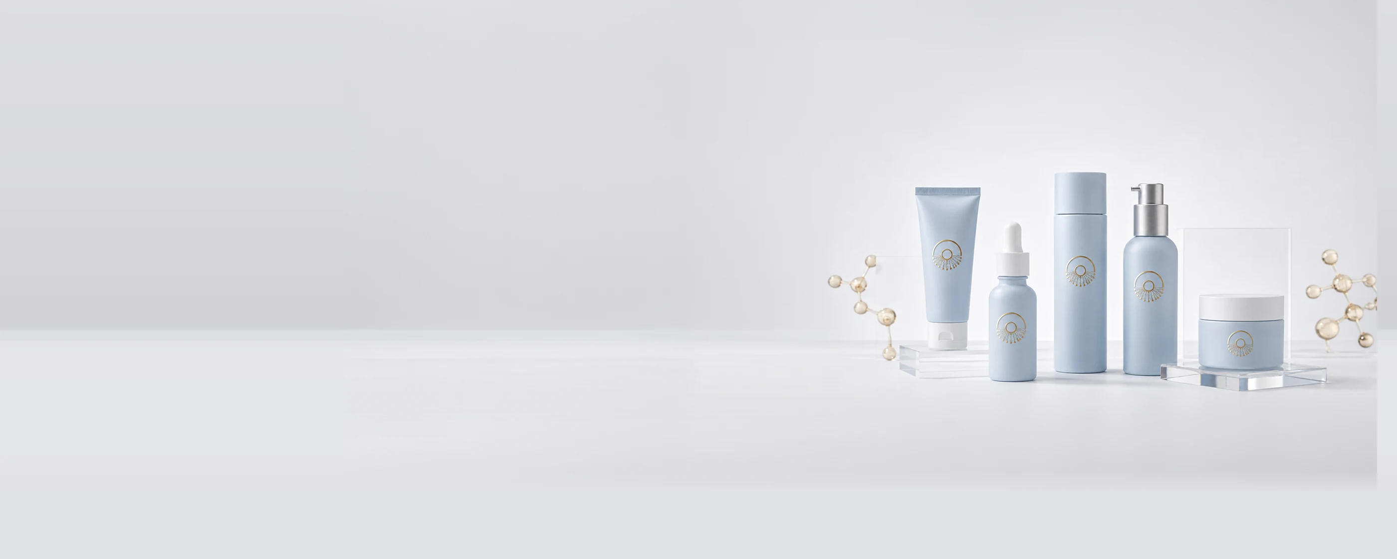Linha de skincare em frascos azul-claro com logo LIPID em dourado: bisnaga, sérum conta-gotas, tônico, loção com pump e pote de creme